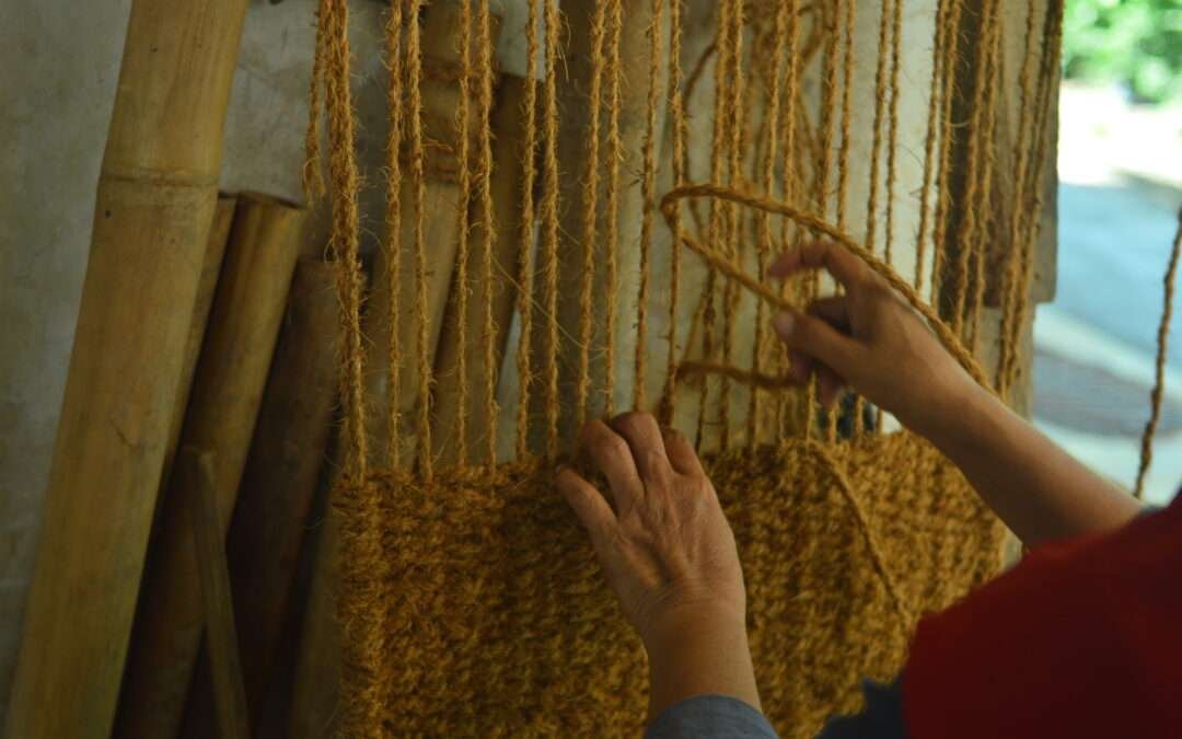 Pengrajin memproduksi cocopeat di halaman rumah sebagai usaha sabut kelapa rumahan