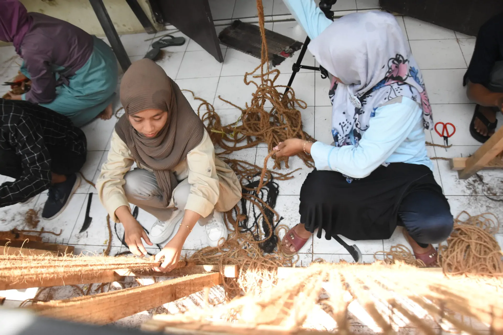 Pelatihan sabut kelapa di Sidomoro Kebumen, peserta membuat kerajinan keset dan cocopot