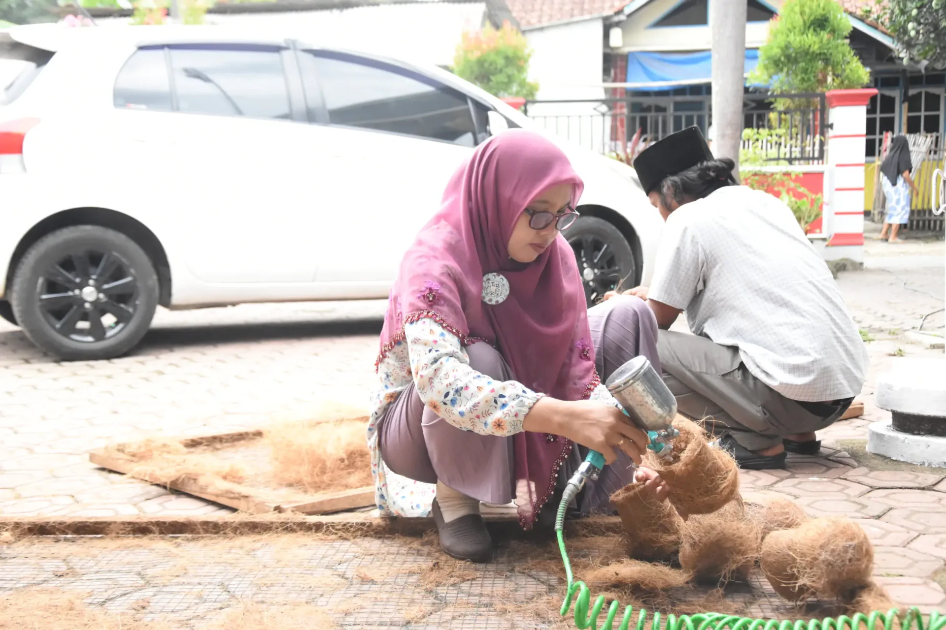 Petani desa mengolah sabut kelapa jadi cocopeat dalam sistem ekonomi sirkular