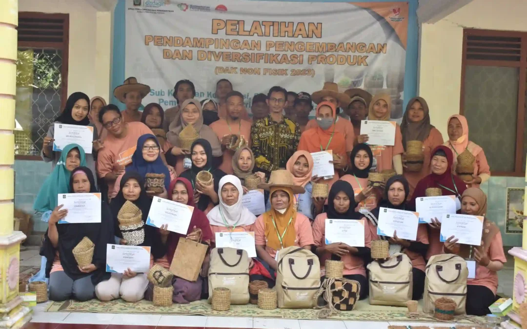 Ibu rumah tangga di desa memproduksi keset dari sabut kelapa sebagai usaha lokal