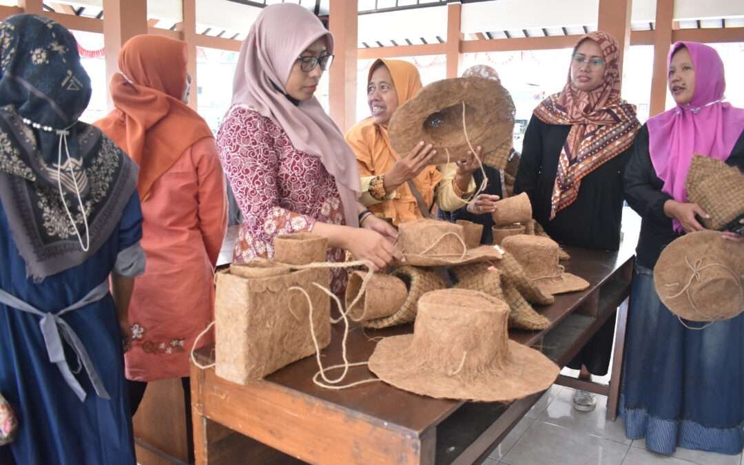 Pemasangan cocomesh dari sabut kelapa di lereng reklamasi tambang
