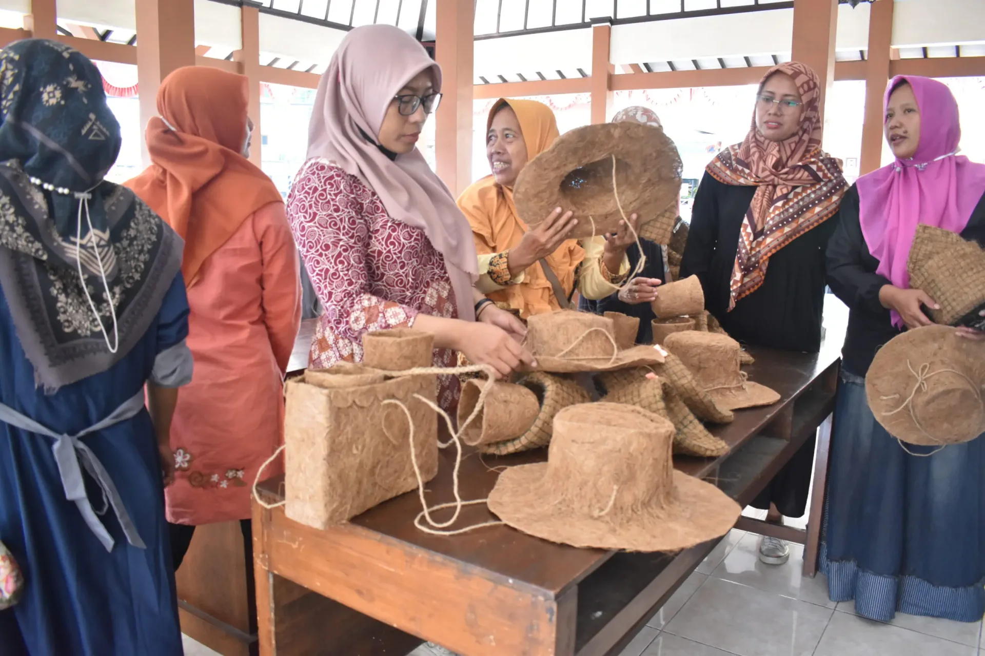 Pelajar SMK membuat produk kerajinan dari sabut kelapa dalam kelas kewirausahaan