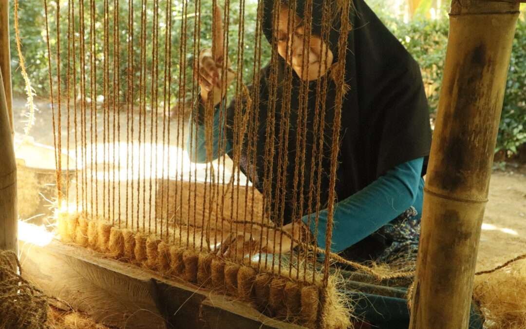 Anak-anak belajar menanam menggunakan cocopeat sabut kelapa di sekolah sebagai bagian dari edukasi lingkungan