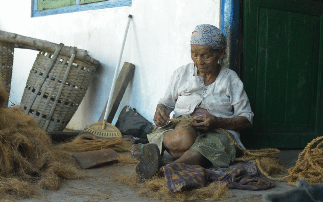 Warga kota menggunakan cocopeat dari sabut kelapa untuk urban farming di halaman sempit