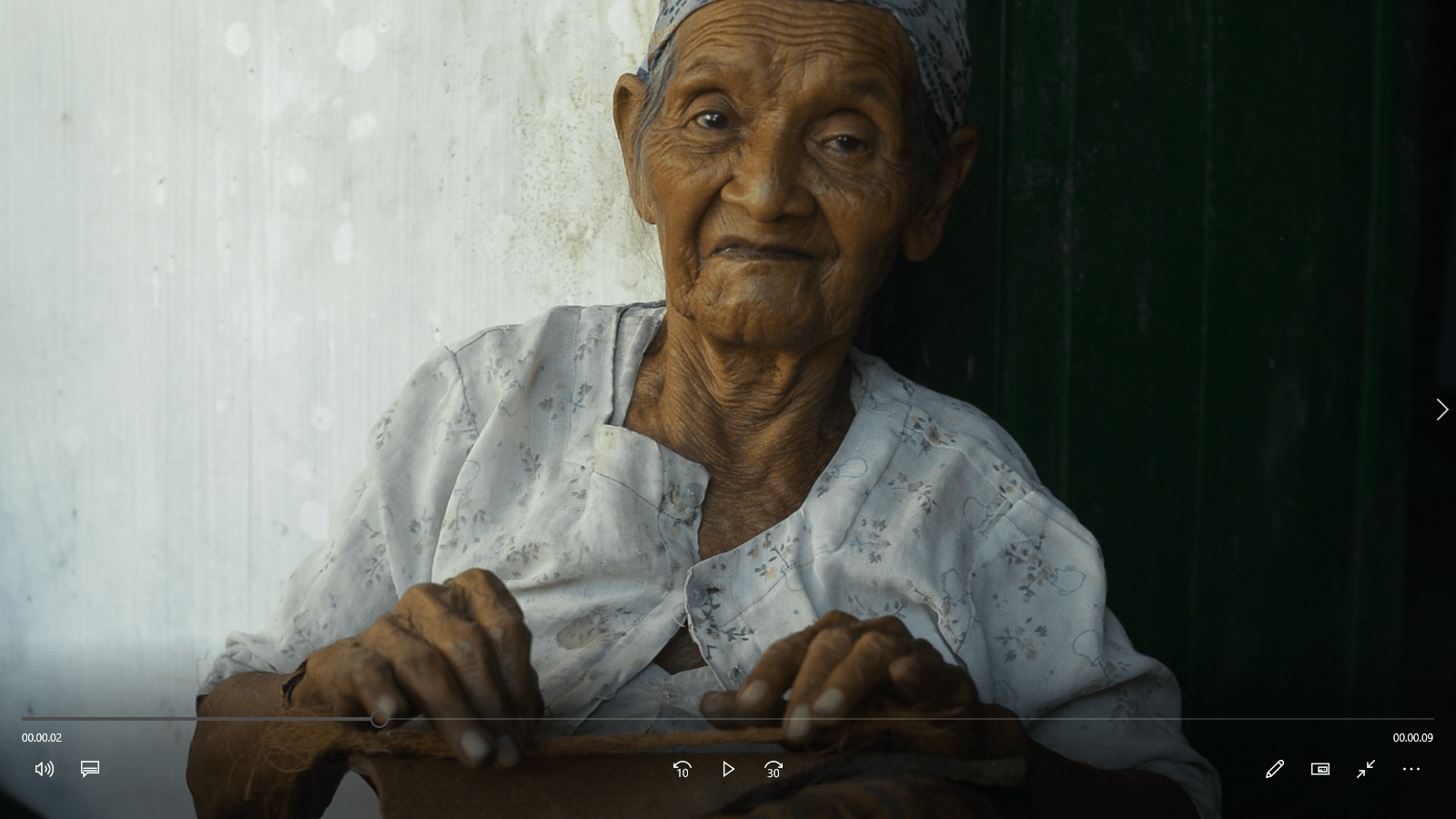 Warga kota menggunakan cocopeat dari sabut kelapa untuk urban farming di halaman sempit