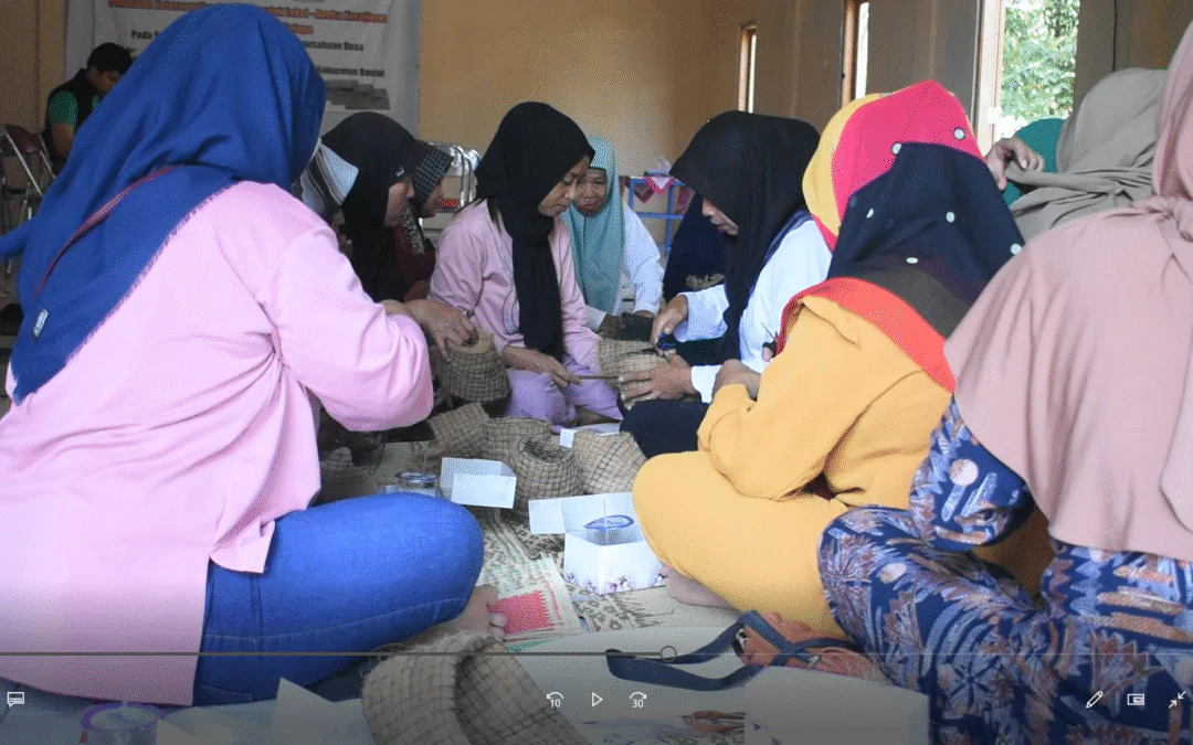 Petani desa mengolah sabut kelapa jadi cocopeat dalam sistem ekonomi sirkular