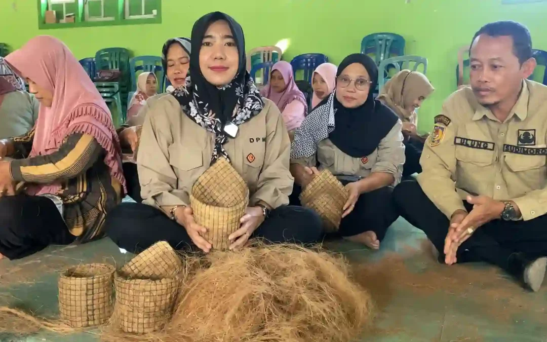 Contoh produk rumah tangga berbahan sabut kelapa seperti keset dan pot tanaman