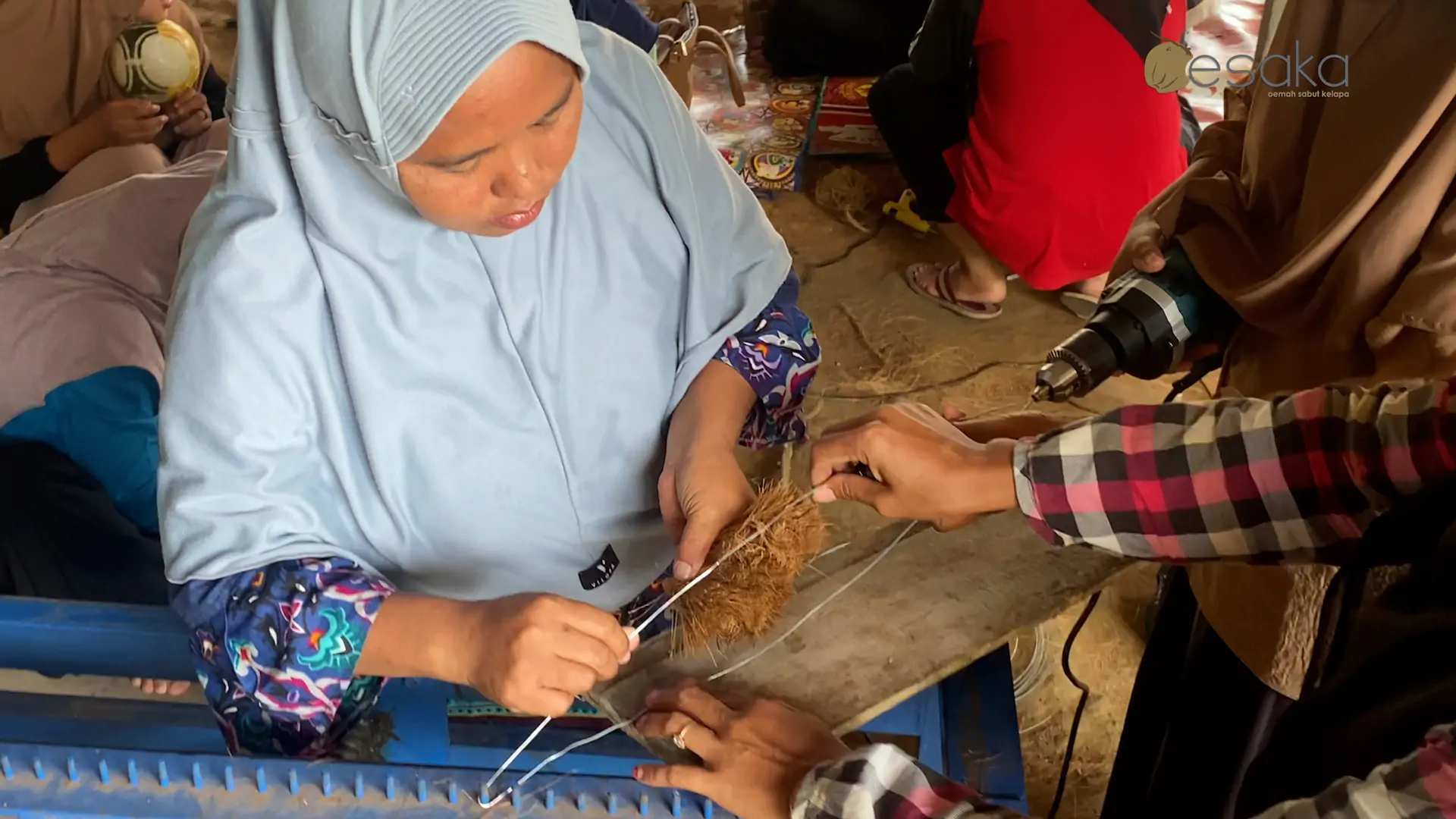 Pelatihan sabut kelapa di Jambi membuat pot strimin, cocopot, tas cocosheet, sandal, mainan kucing, dan keset babat