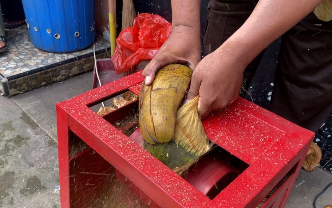 Ibu rumah tangga mengolah sabut kelapa menjadi keset di desa sebagai usaha rumahan