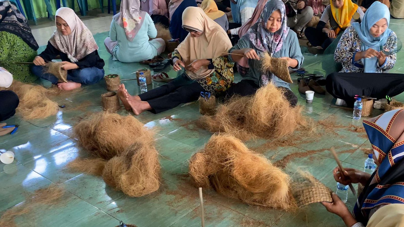 Sequence 01.00_01_55_07.Still002 Interior eco resort yang menggunakan produk sabut kelapa untuk dekorasi berkelanjutan