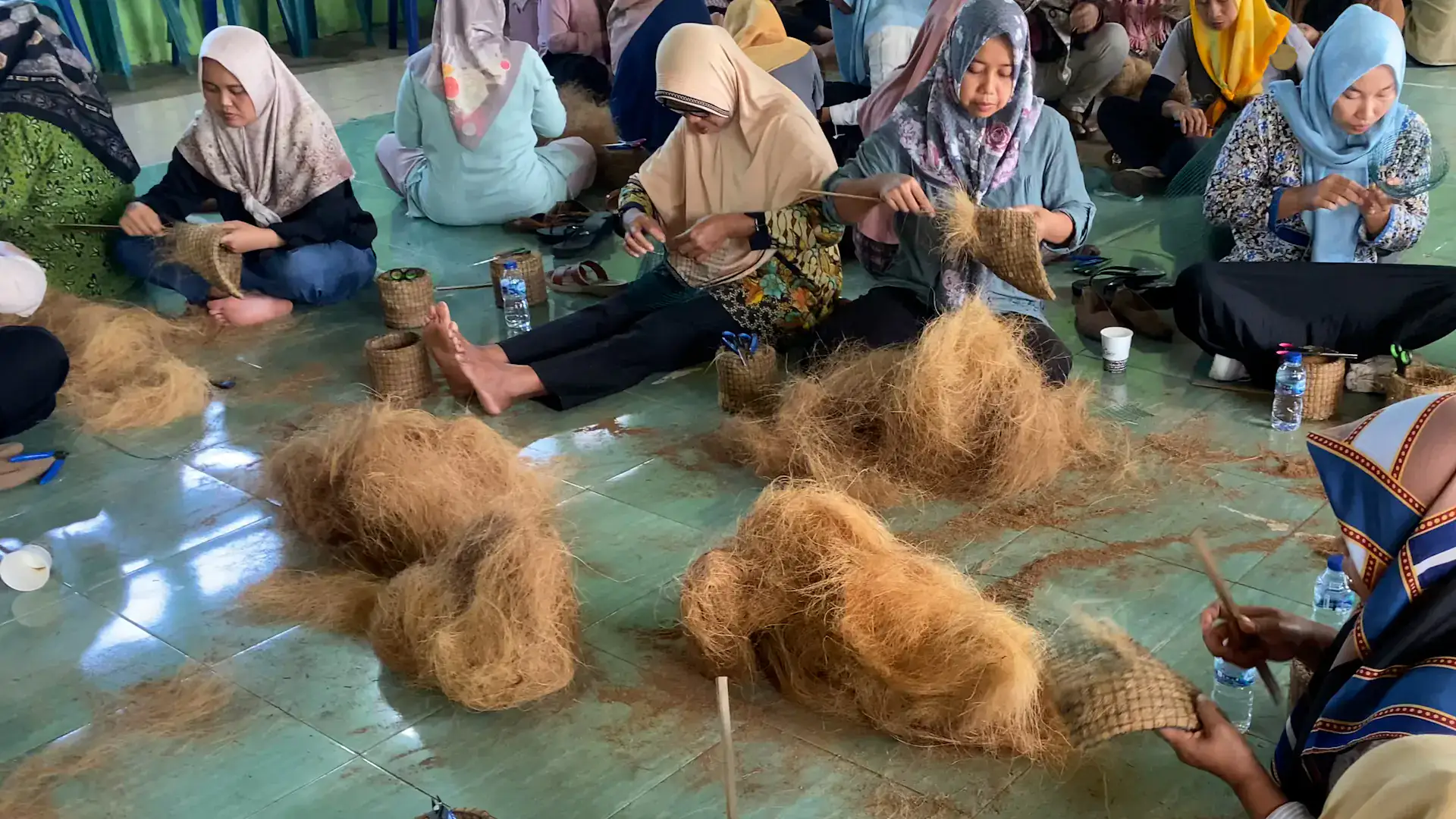 Pelatihan sabut kelapa Pacitan membuat pot strimin berbahan sabut kelapa