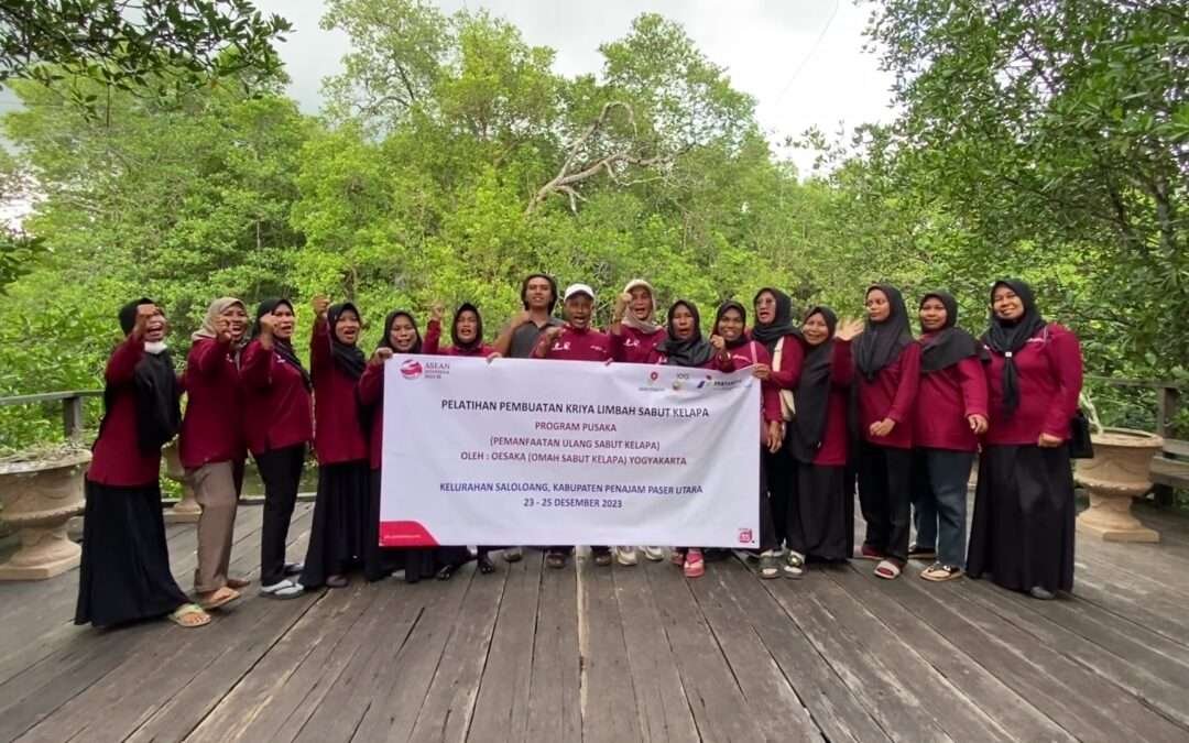 Pelatihan sabut kelapa Kalimantan Timur membuat pot strimin, tas cocosheet, sandal, dan topi