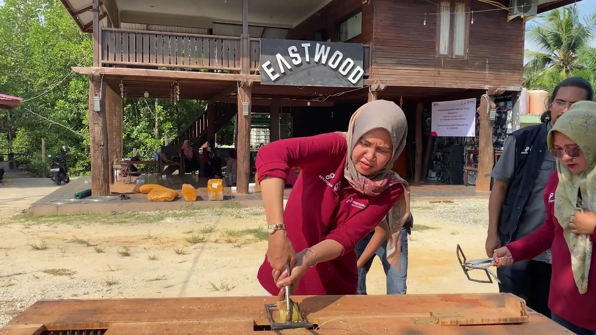 Pelatihan sabut kelapa Kalimantan Timur membuat pot strimin, tas cocosheet, sandal, dan topi