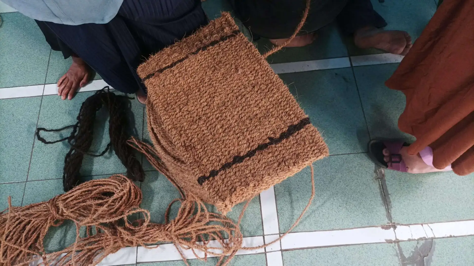 Warga Desa Panusupan membuat kerajinan dari sabut kelapa dalam kegiatan pelatihan pemberdayaan