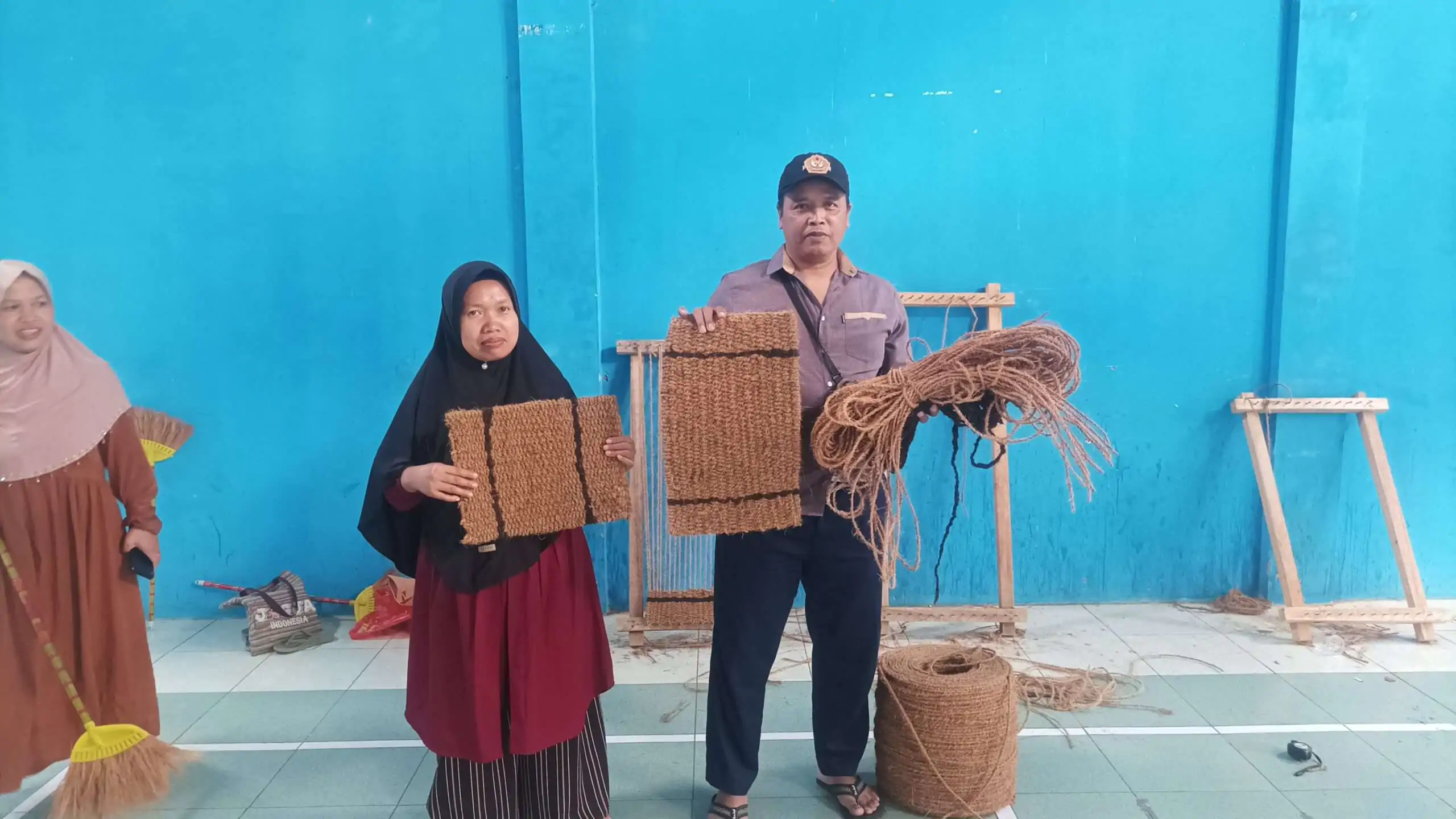 Warga Desa Panusupan membuat kerajinan dari sabut kelapa dalam kegiatan pelatihan pemberdayaan