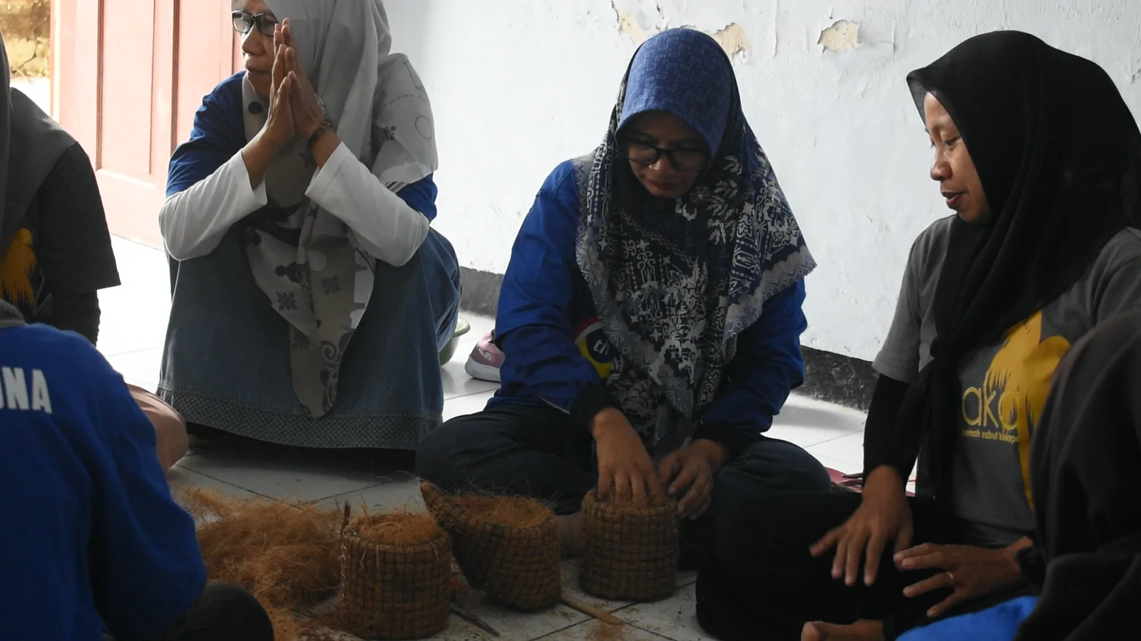 Pelatihan sabut kelapa Kebumen Banyurata membuat pot strimin dan tas cocosheet