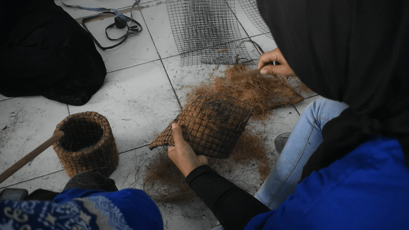 Pelatihan sabut kelapa Kebumen Banyurata membuat pot strimin dan tas cocosheet