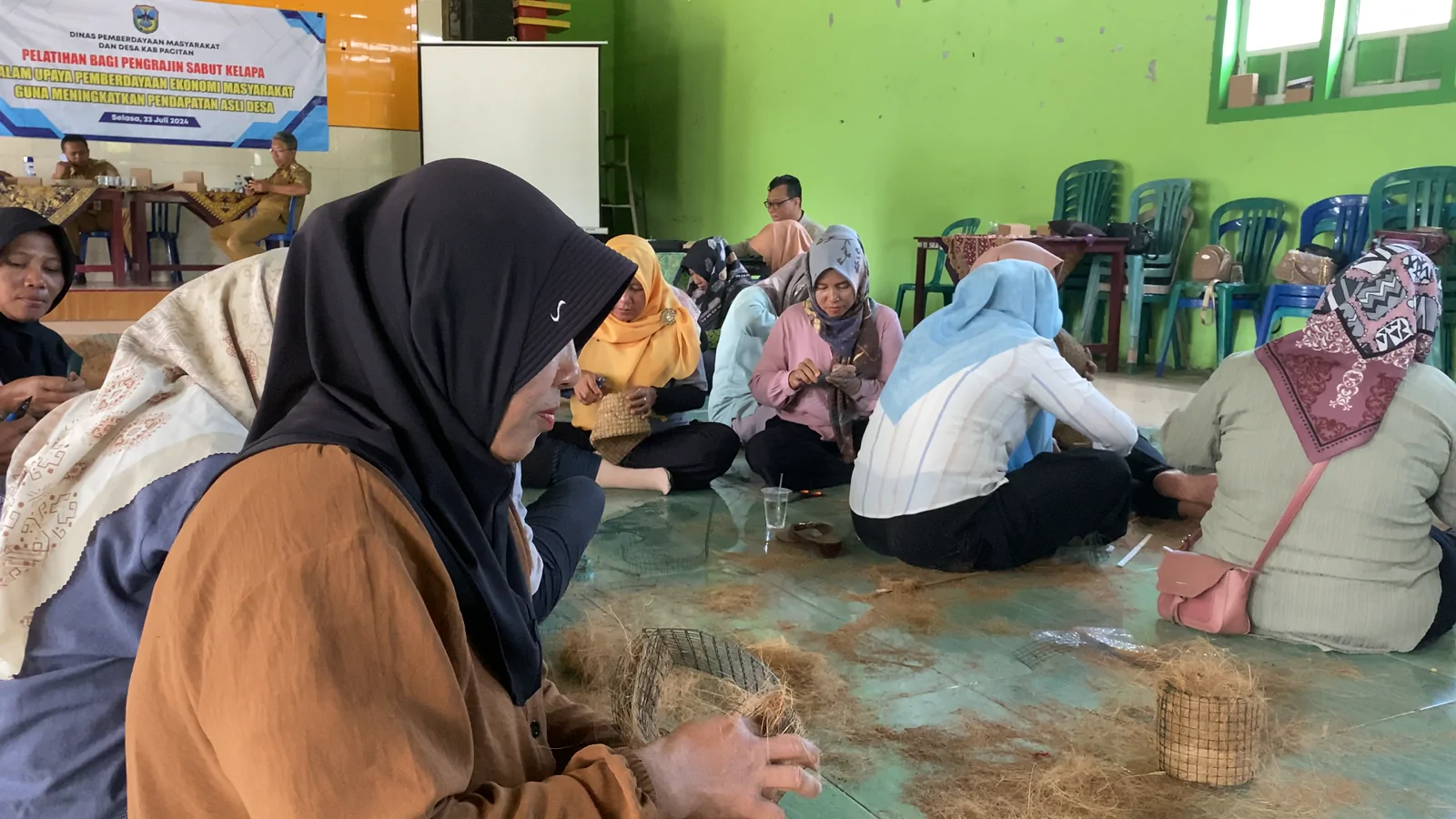 Pelatihan sabut kelapa Pacitan membuat pot strimin berbahan sabut kelapa