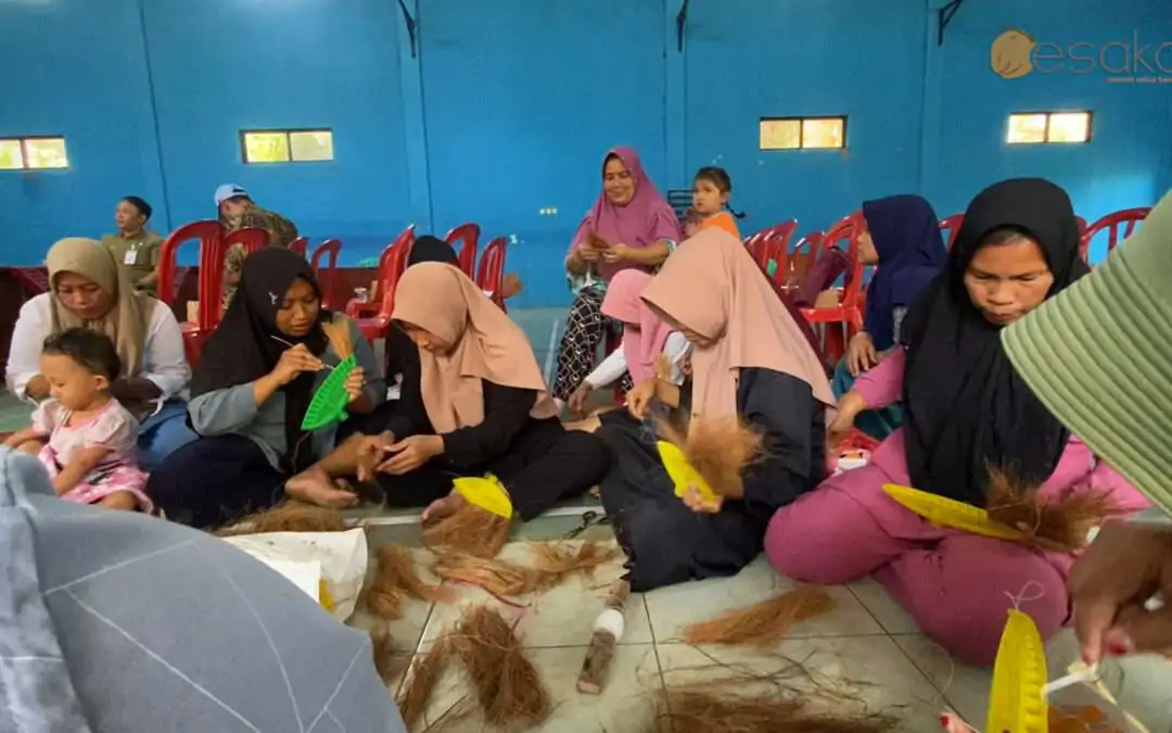 Warga Desa Panusupan membuat kerajinan dari sabut kelapa dalam kegiatan pelatihan pemberdayaan